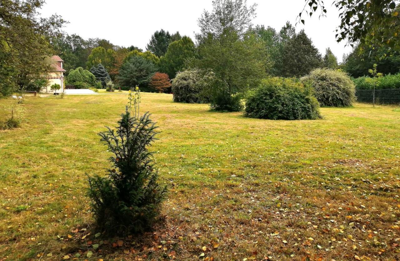 Le Gite Du Parc La Coquille Esterno foto